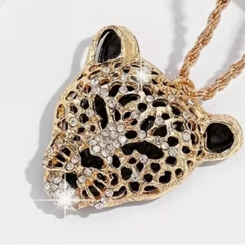 🖤 Betsey Johnson stunning gold & crystal leopard pendant necklace 🖤 - Picture 1 of 4
